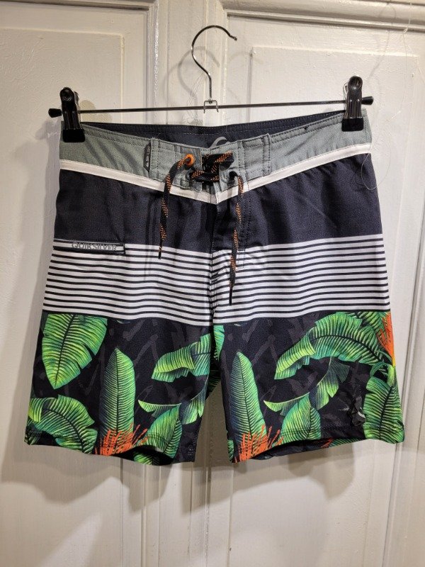 Producto - Traje de baño QUIKSILVER negri y blanco con hojas Talle12 años - PRECIO: 11X