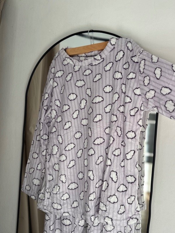 Producto - Pijama polar soft nubes lila
