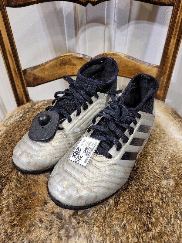 Producto - Botines ADIDAS PREDATOR gris y negro Talle 32.5 - PRECIO: 24X