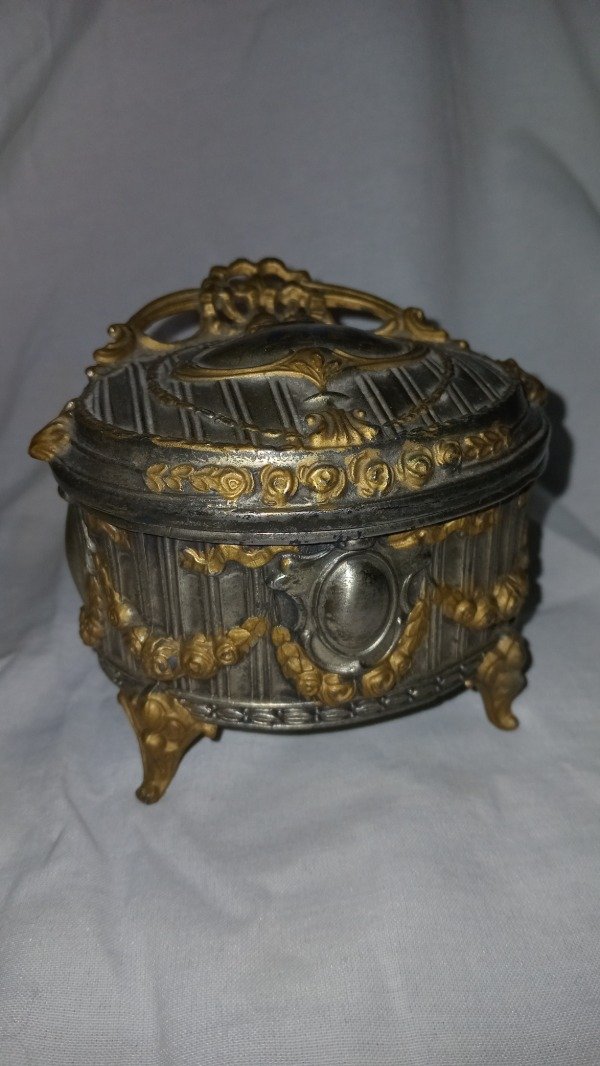 Producto - Vintage pewter ornamented Medieval box. - 0