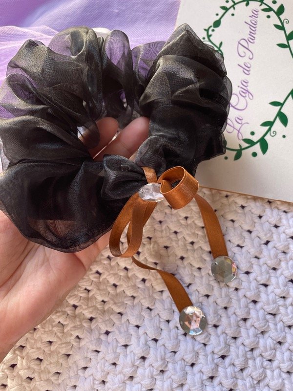 Producto - Scrunchie negra organza coquette