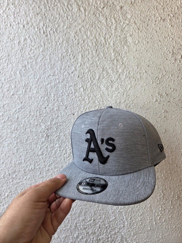 Producto - Gorra OAKLAND PLANA CERRADA GRIS