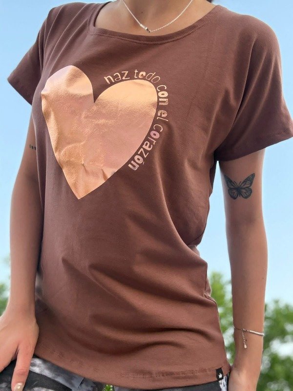 Producto - REMERA "HAZ TODO CON EL CORAZÓN" - CHOCOLATE