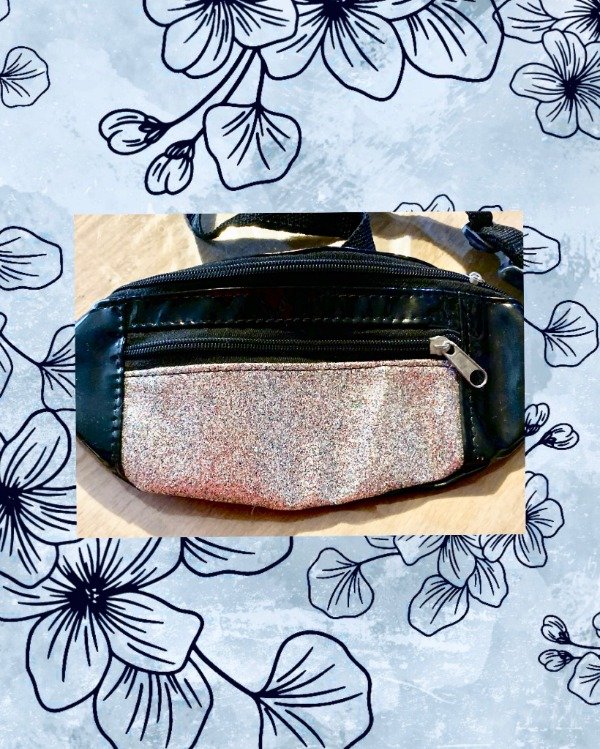 Producto - Riñonera de charol negro c/frente brillante Plateado