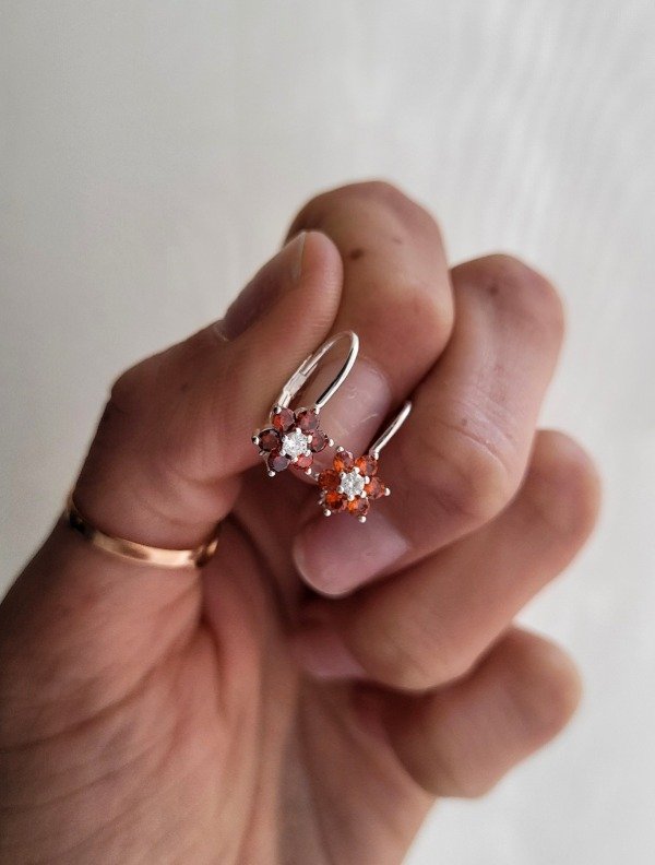 Producto - Aros flor roja de cúbic - Cierre a brisura - Plata 925