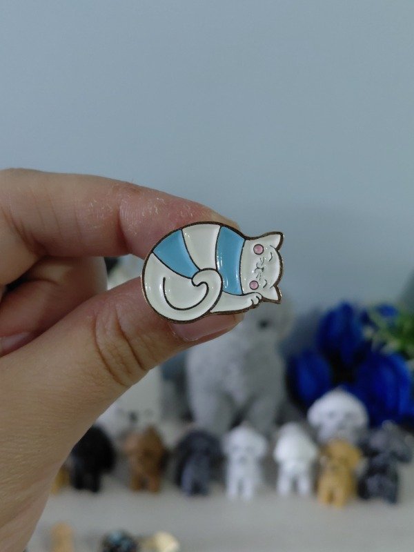 Producto - Pin metalizado ilustrado - Michi blanco argentino