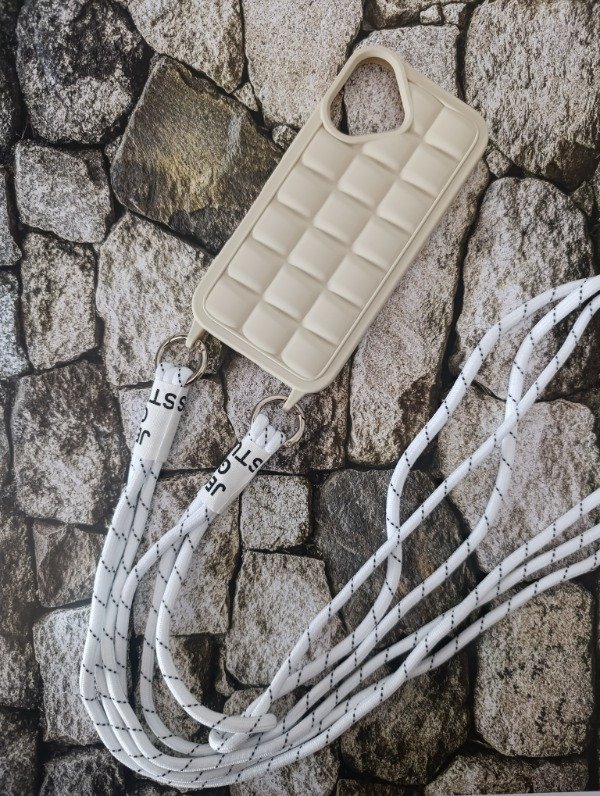 Producto - Funda puffer con correa iPhone 16 arena