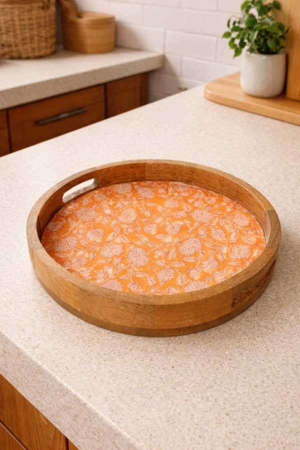 Producto - Bandeja redonda de madera con interior estampado y acabado impermeable
