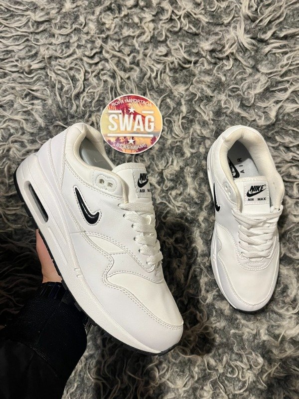 Producto - AIR MAX JEWELL BLACK AND WHITE
