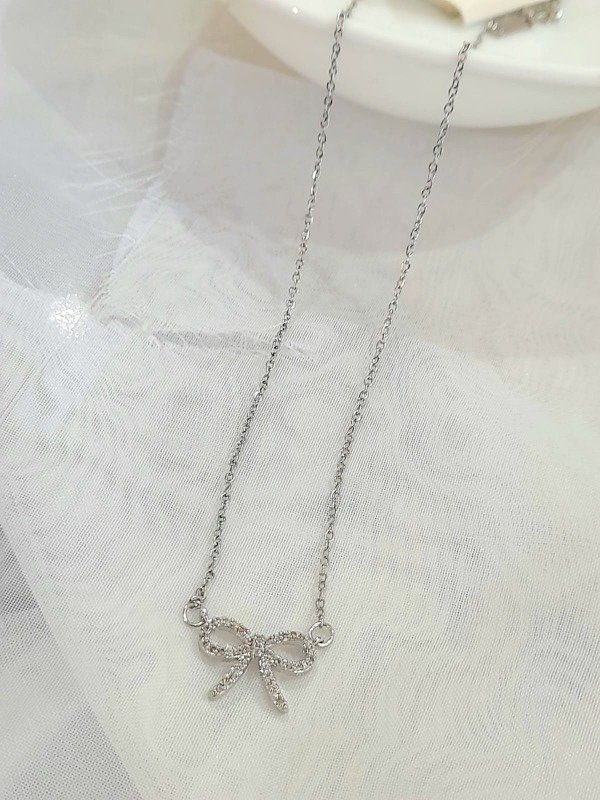 Producto - Cadena con dije de moño recubierto con strass 45+5cm dije 1,5cm x 1cm