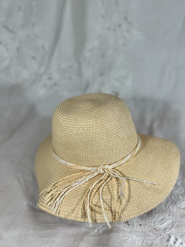 Producto - Bello sombrero con cordones