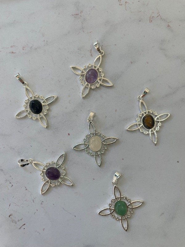 Producto - DIJE NUDO DE BRUJA CON BAÑO