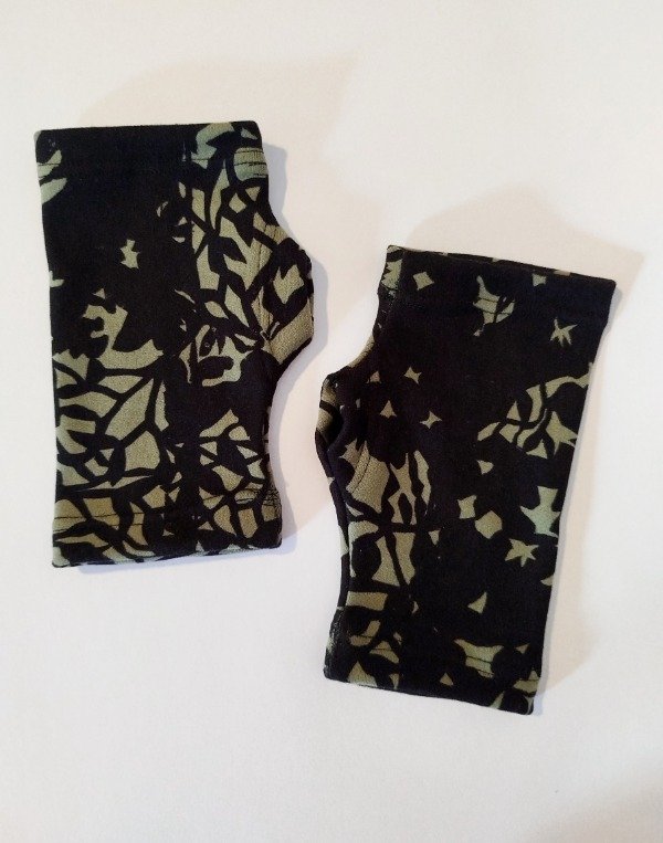 Producto - Mitones Emi -verde seco estampa Enredadera en negro-