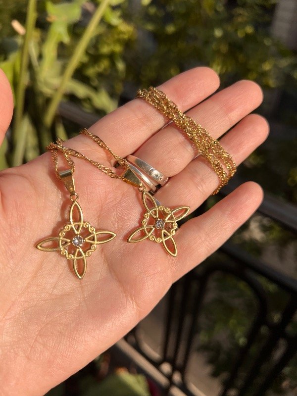 Producto - 2 collares de acero dorado nudo de bruja con stras