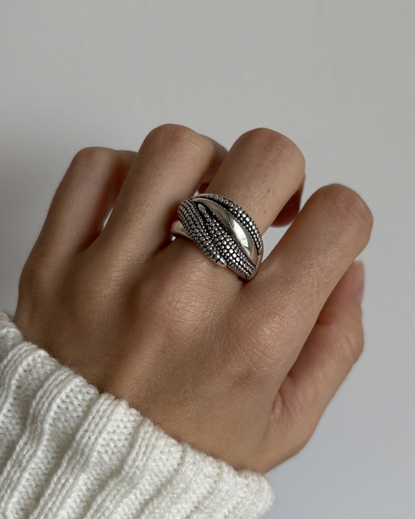 Producto - Anillo grueso con detalles de acero blanco numero 18