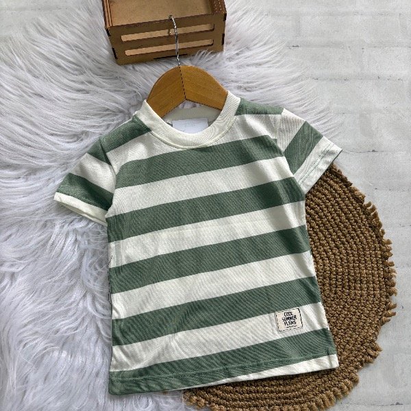 Remera rayada verde para niños
