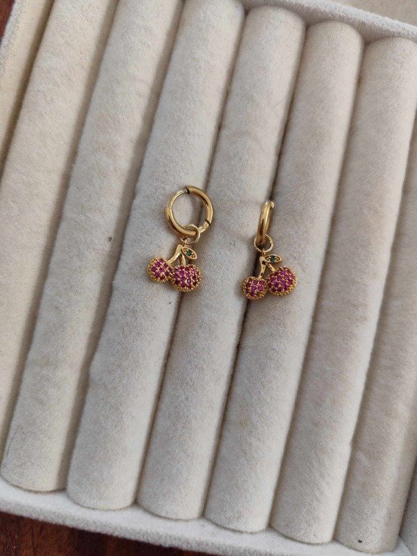 Producto - Aros argolla cherry con strass. Acero dorado.