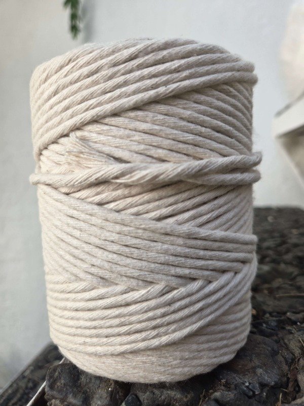 Producto - Hilo de algodón retorcido 27 hebras 1/2 kg CRUDO