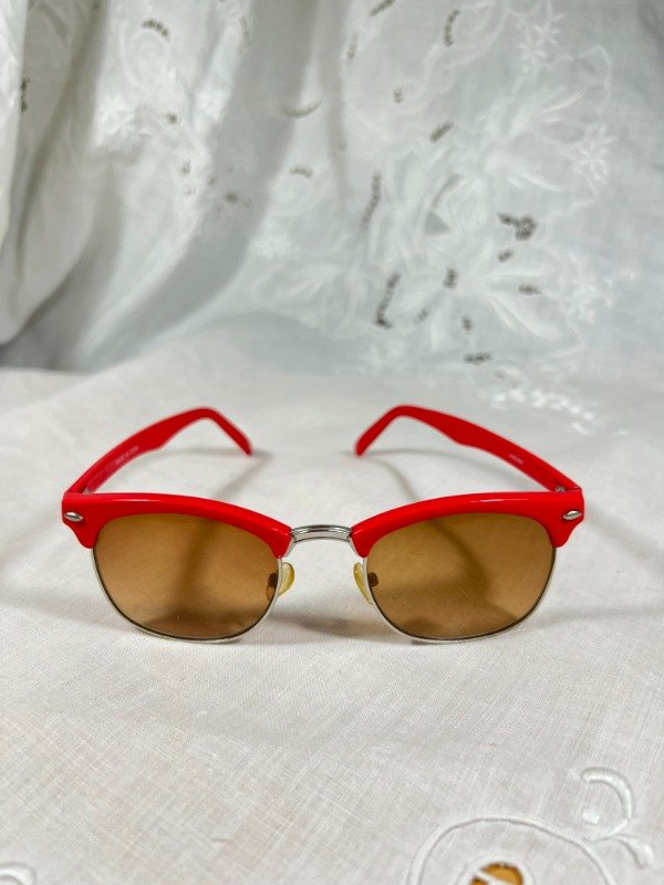 Producto - Gafas rojas retro