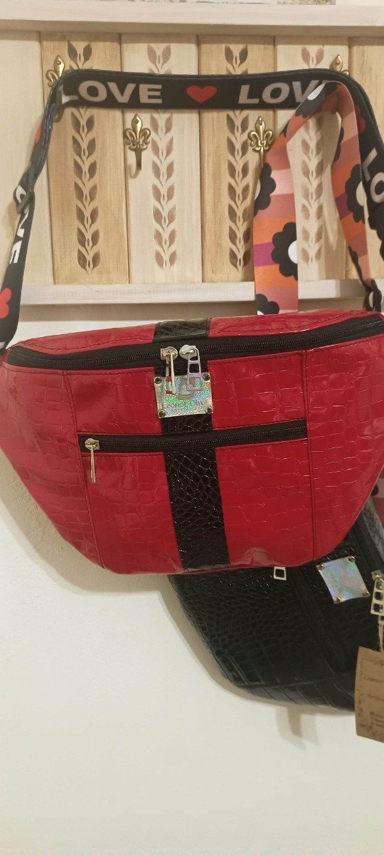 Producto - Maxi Riñonera Ava en crocco charolado rojo con detalles en negro