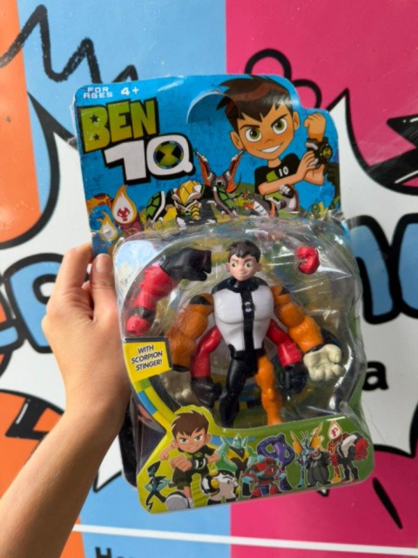 Producto - Figura Ben 10 con traje