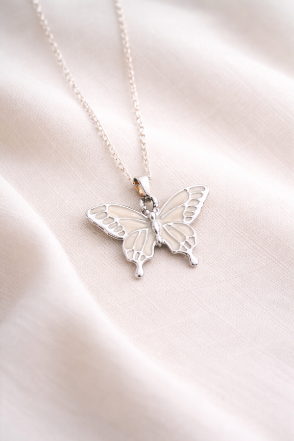 Producto - Collar AB mariposa esmaltada blanca