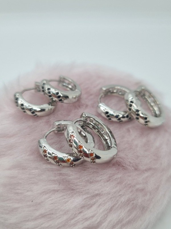 Producto - Aros acero quirurgico argollita ancha rayas strass y calada