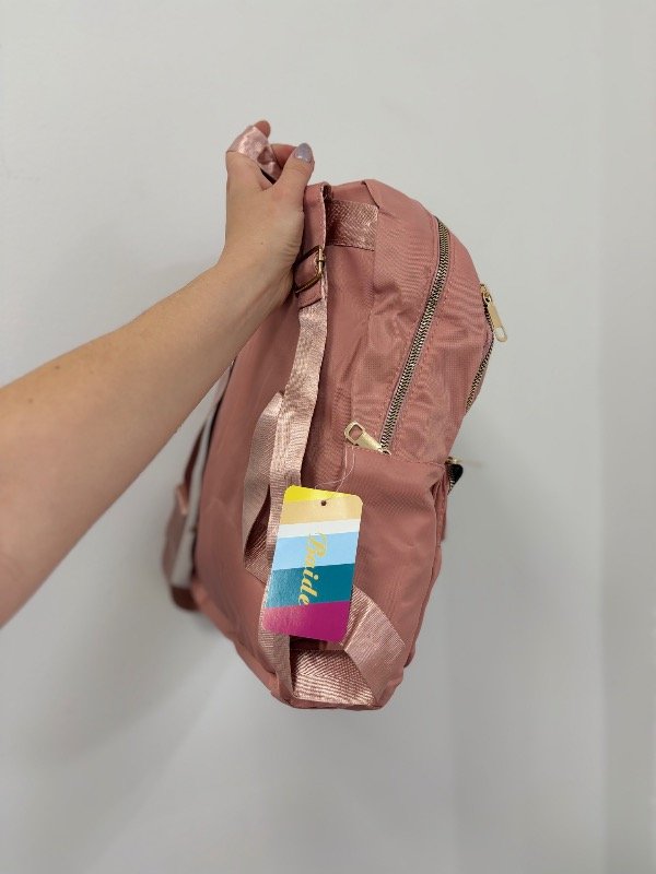 Producto - Mochila tipo impermeable rosa con dije dorado - 1