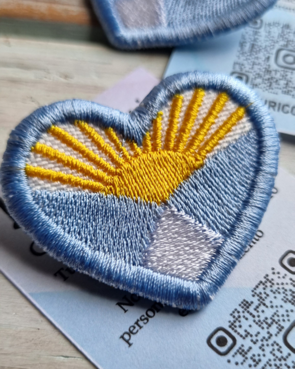 Producto - Temporada Patria 2026 - Escarapela "AMANECER" -