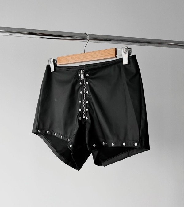 Producto - Short tiro alto engomado tachas M