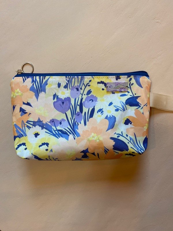 Producto - Cartuchera clásica flores lilas y blancas