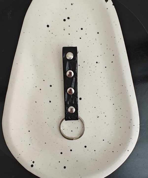Producto - Llavero cuero con tachas plateadas