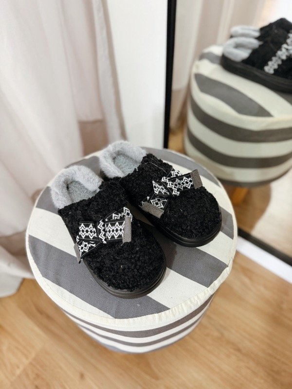 Producto - Pantuflas peluche negro
