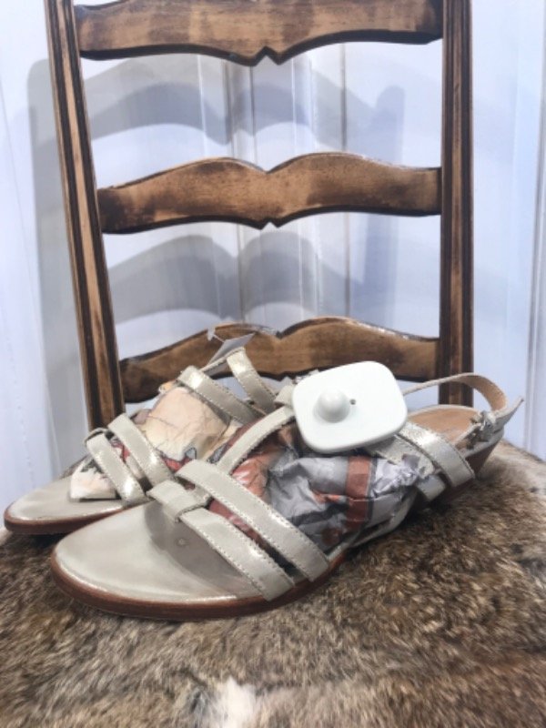 Producto - Sandalias TOSONE doradas clara brillosas- Talle 40- PRECIO: 50x