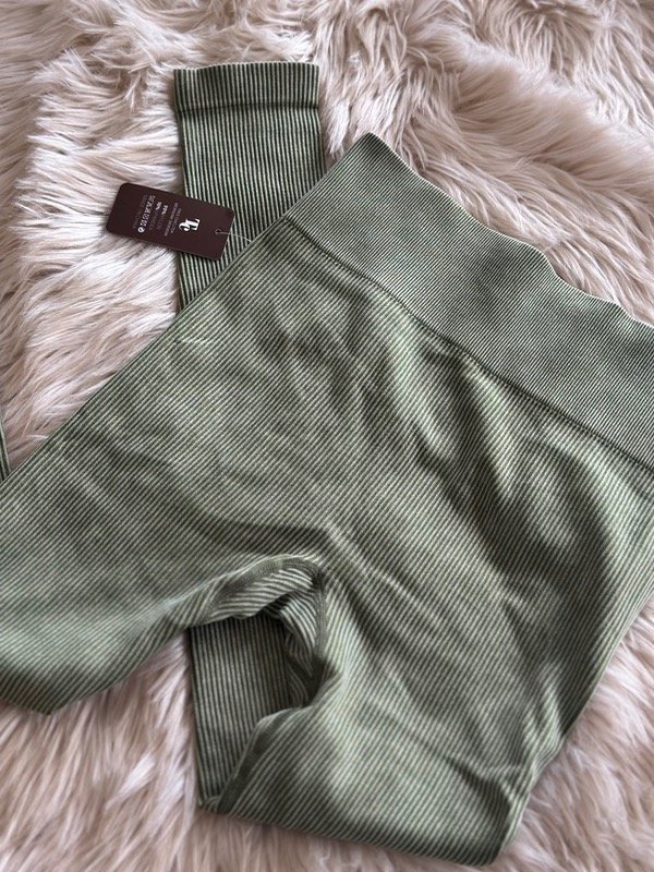 Producto - CALZA SEAMLESS LARGA VERDE MILITAR