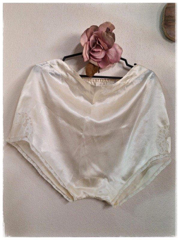 Producto - Calzón de Satén Color manteca