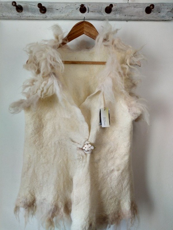Producto - Chaleco "Wild" con pelo de llama blanca