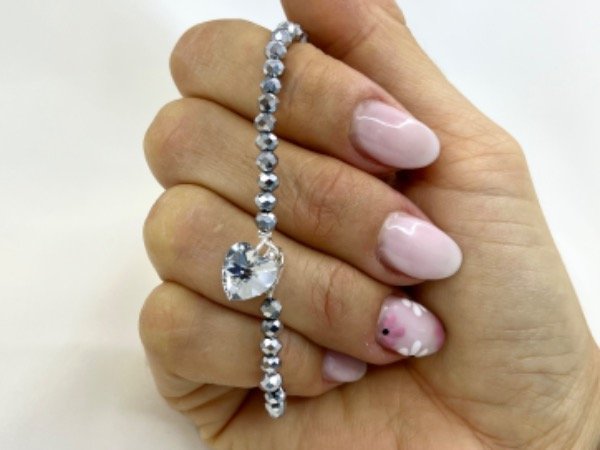 Producto - Pulsera con cristales plateados oscuros y dije corazón