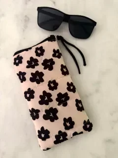 Producto - Porta lentes floreado en nude