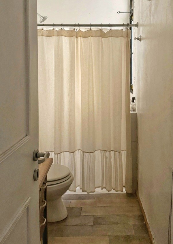 Producto - Combo calma- Cortina de baño Eredita + protector + set de ganchos