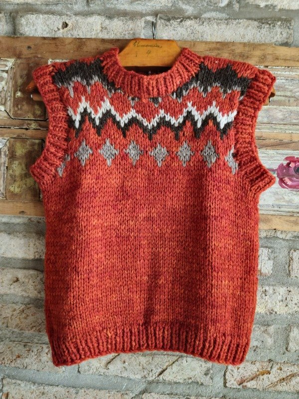 Producto - Chaleco base rojo con  guardas en crudo y camel.