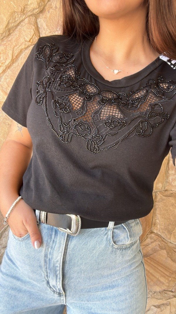 Producto - REMERA BORDADA AMOR (NEGRA)