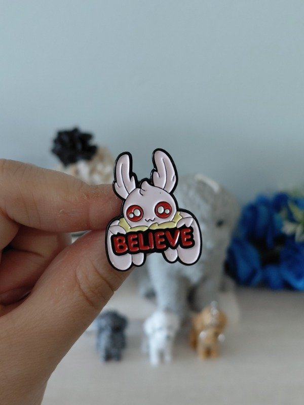 Producto - Pin metalizado - Mothman "Believe" #2357