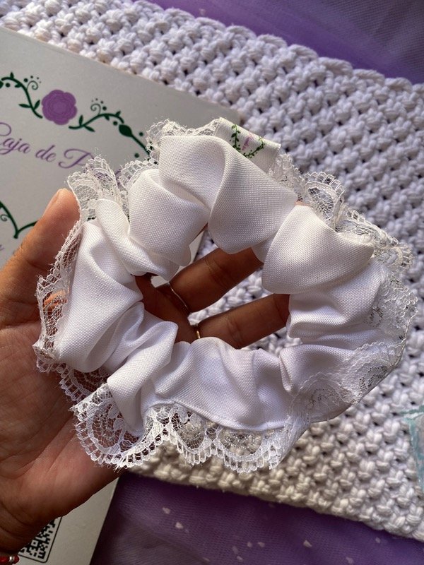 Producto - Scrunchie coquette blanca con puntilla