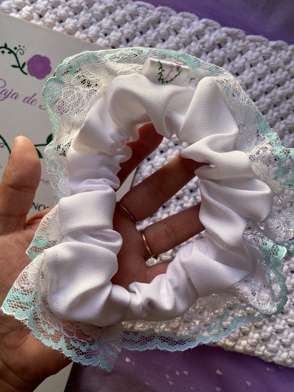 Producto - Scrunchie coquette blanca con puntilla verde agua