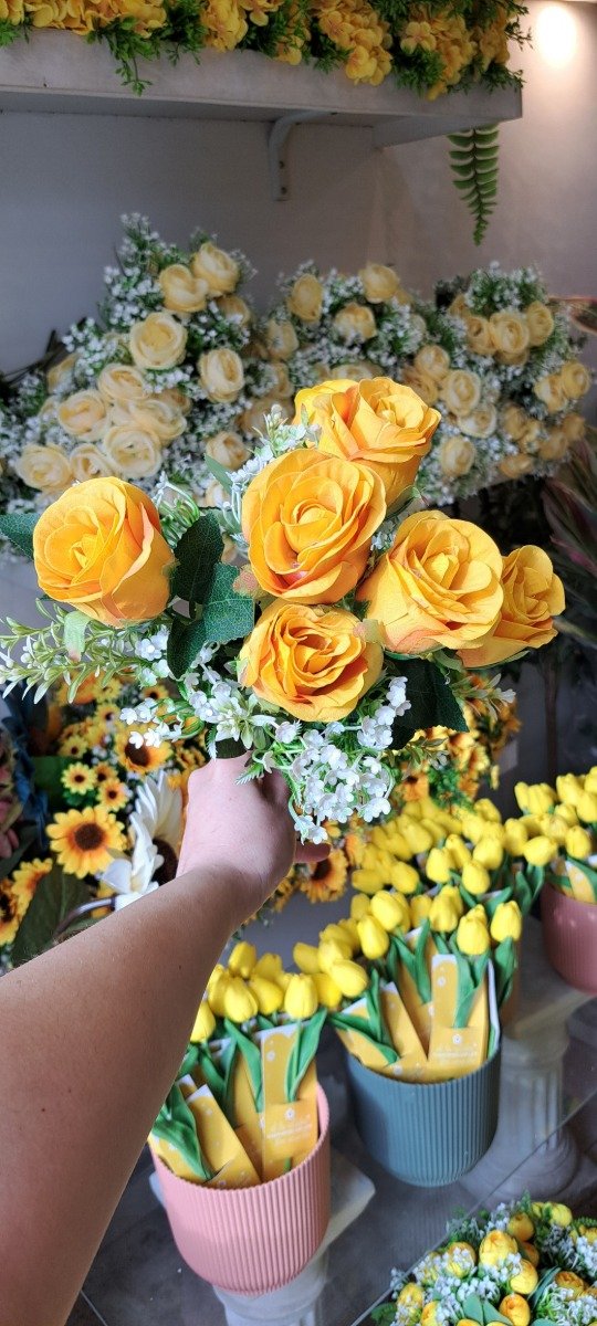 Producto - RAMO DE ROSAS REALISTAS CON FOLLAJE