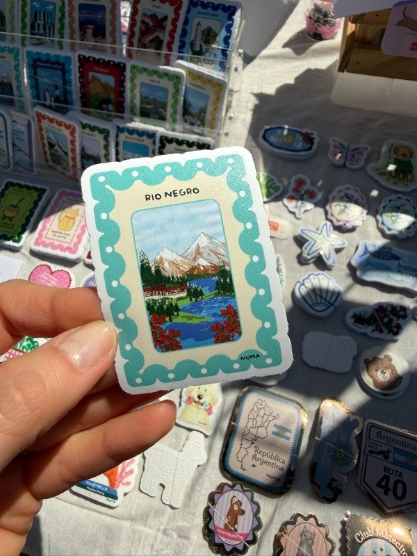 Producto - Sticker vinilo blanco estampita RIO NEGRO