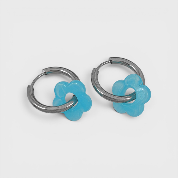 Producto - Argollas de acero quirúrgico con dije - 1.7cm - Flor - Celeste