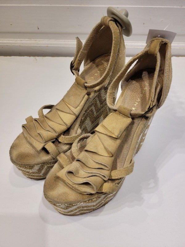 Producto - Sandalias RICKY SARKANY beige de nobuck con brillos Talle 36 - PRECIO: 24X