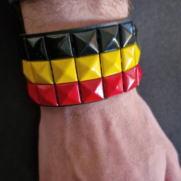 Producto - Muñequera negro,amarillo y rojo